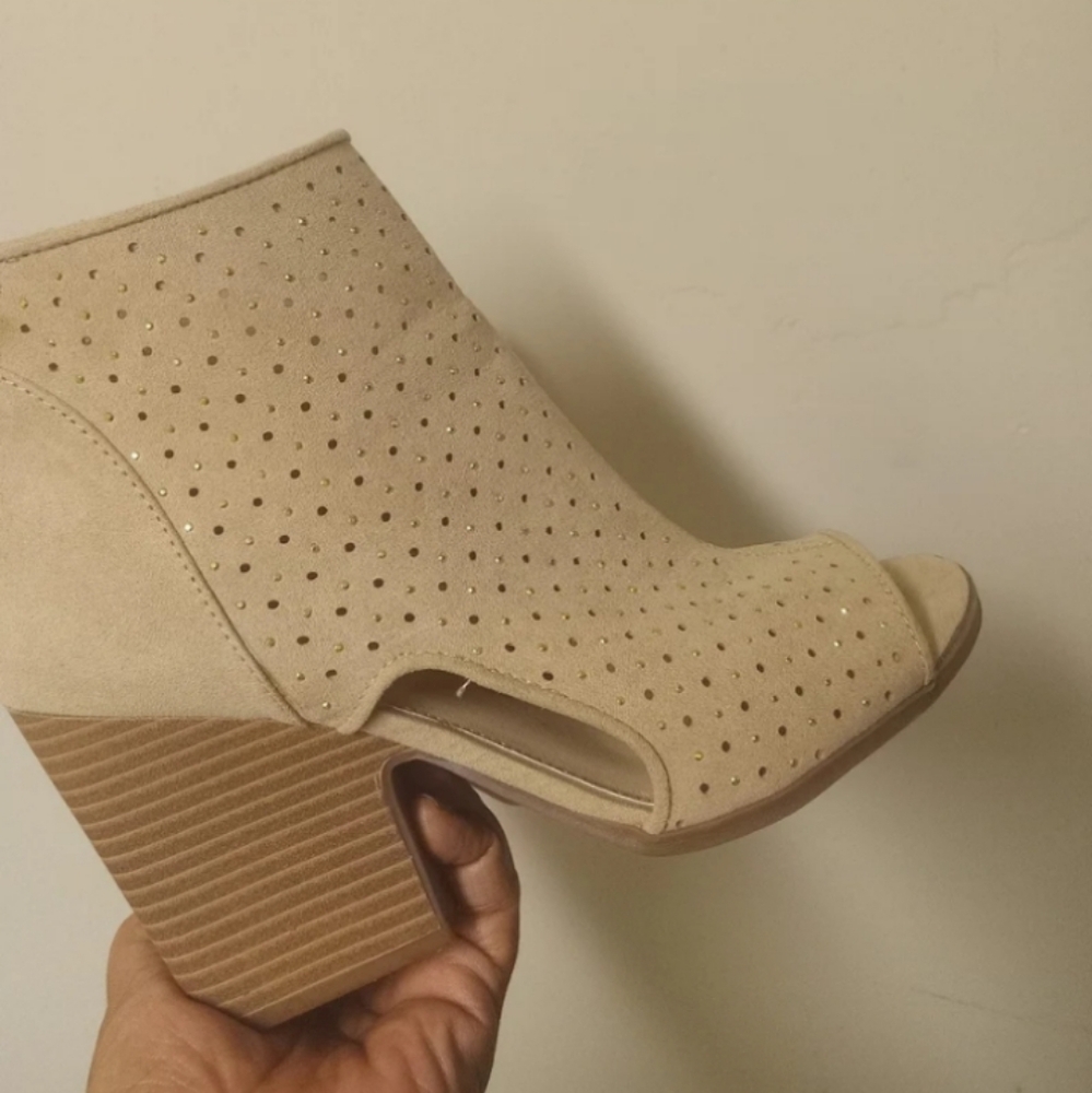 Women's Tan Embellished Peep Toe Suede Block Heels Size 8.5"
